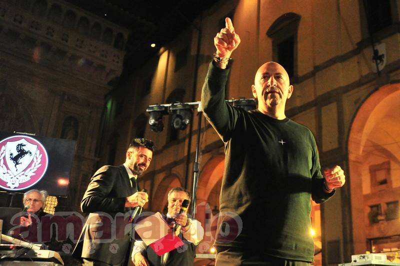 il presidente della ss Arezzo sul palco in piazza Grande